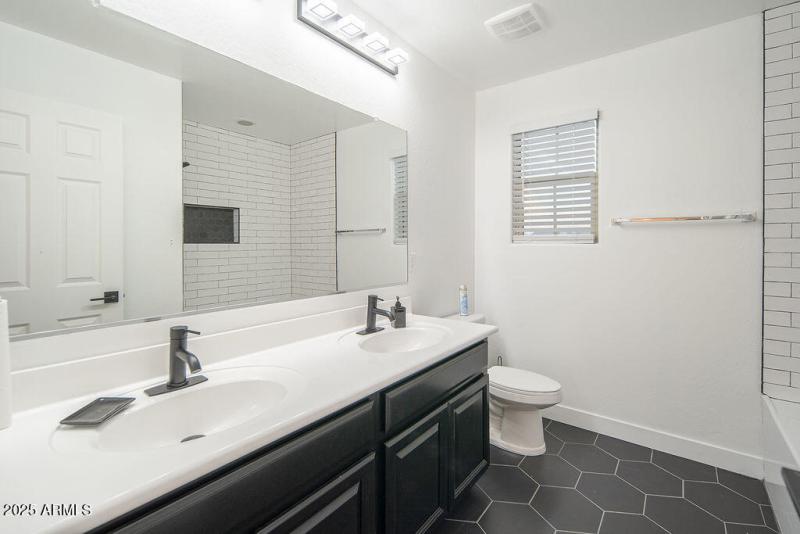 20250919_15766-W-McKinley-St_16