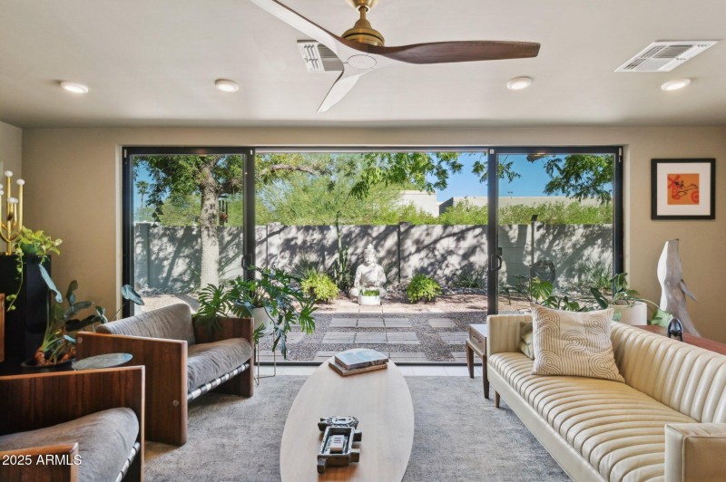 Sunlit spaces that flow naturally a