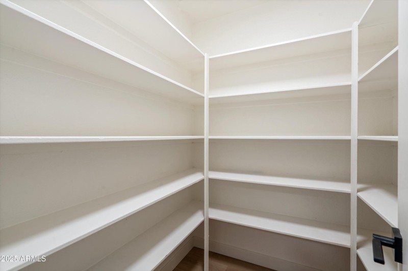 23-Walk-in Closet