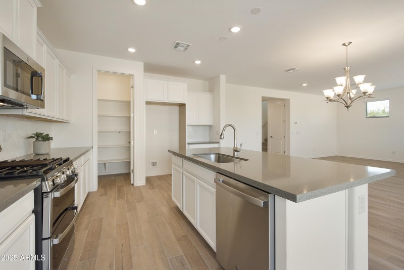 KITCHEN / DINING
