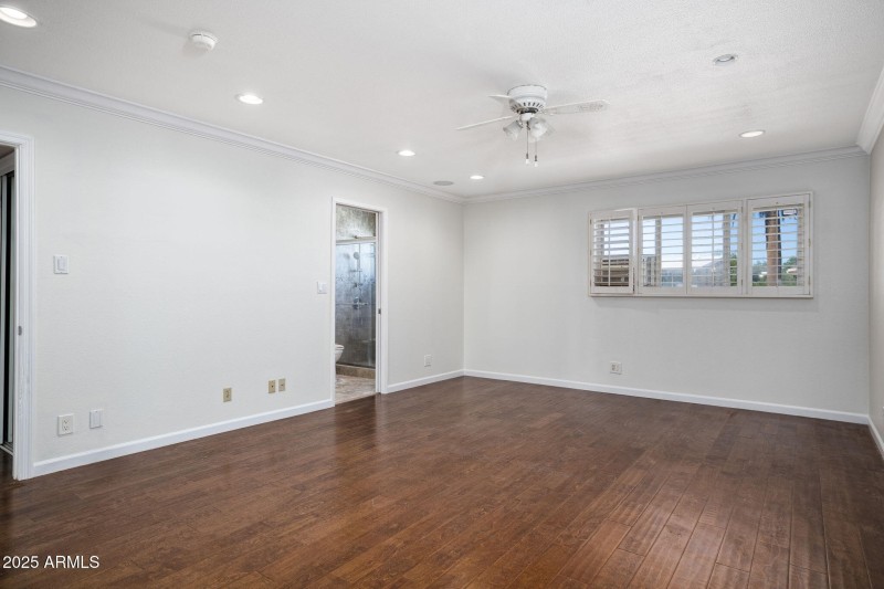 LARGE MASTER BEDROOM