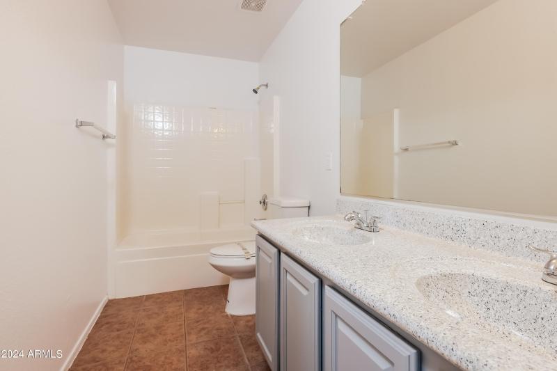 013-photo-bathroom-11762302