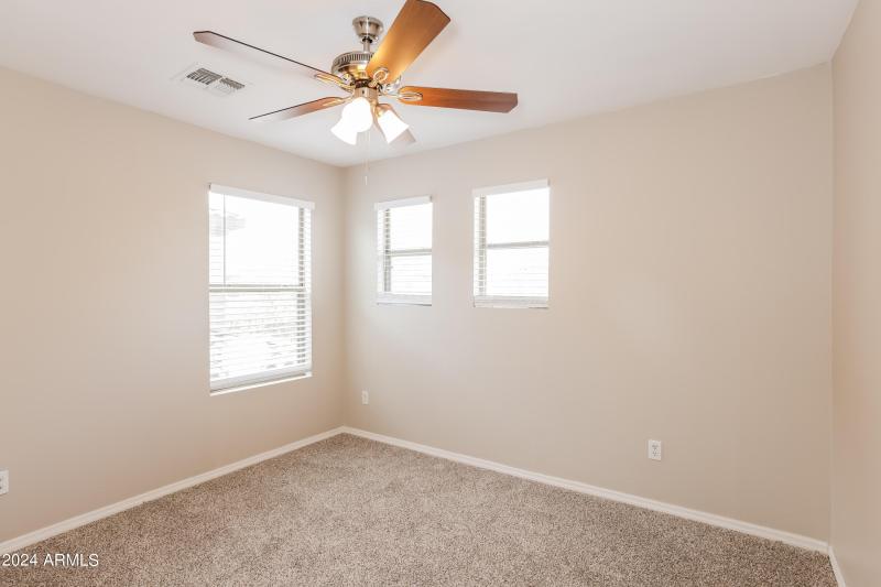 011-photo-bedroom-11762303