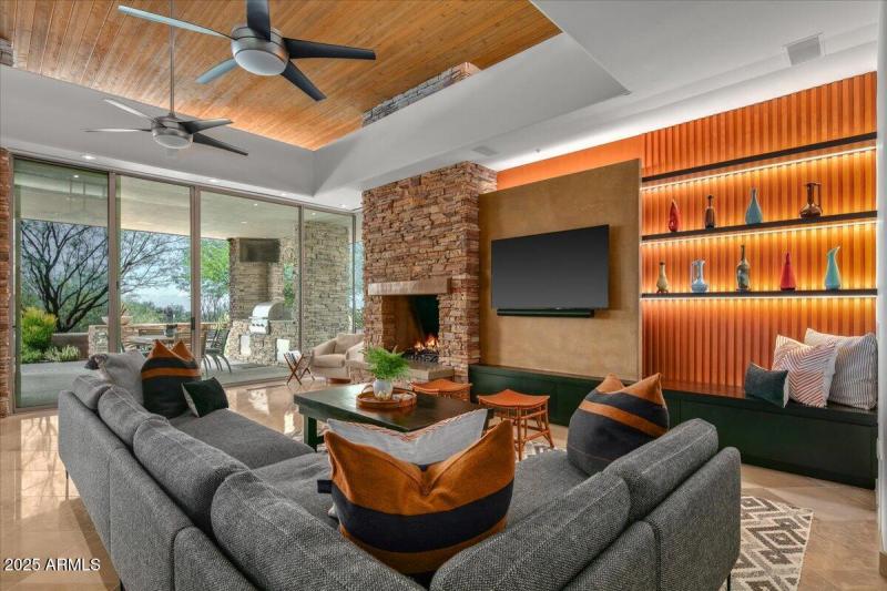 084-Family Room Views