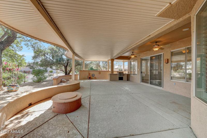 Back patio w/ fire pit