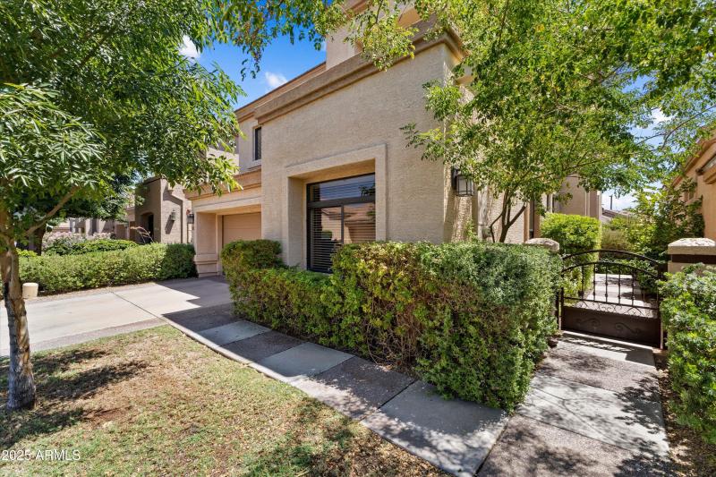 03-8100 E Camelback Rd