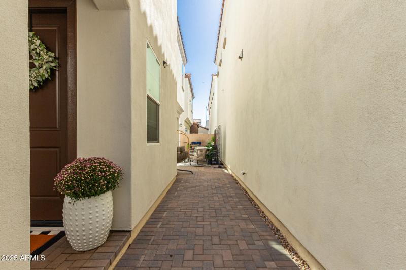 Sideyard walkway