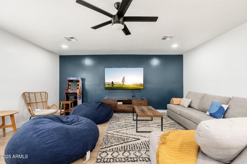 2811 W Rosewood Dr - 16