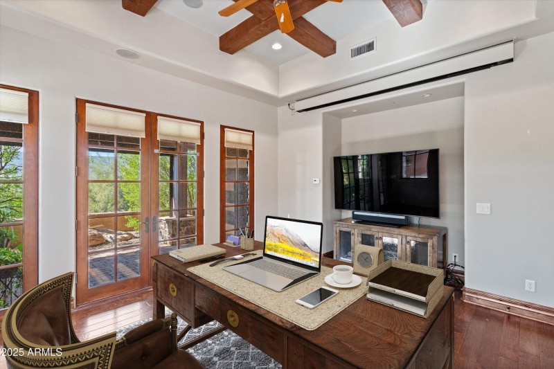 064-Office [Staged]