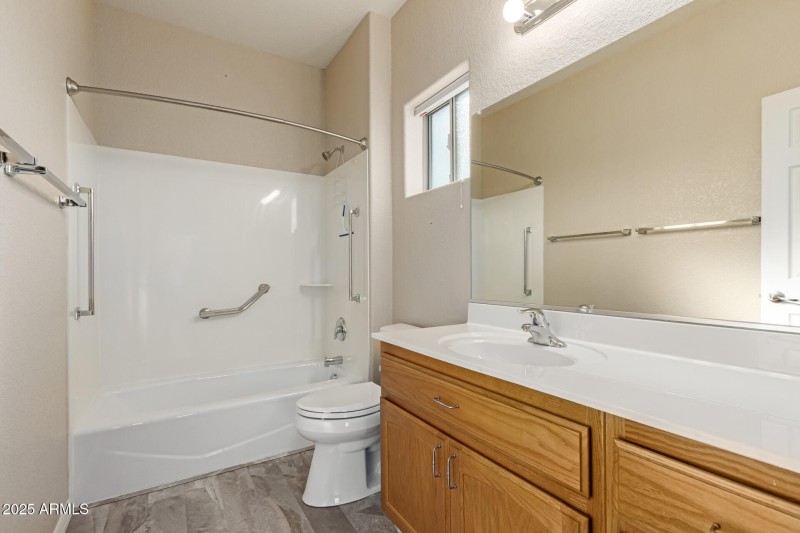 Tub and Shower Guest Bathroom - Oro
