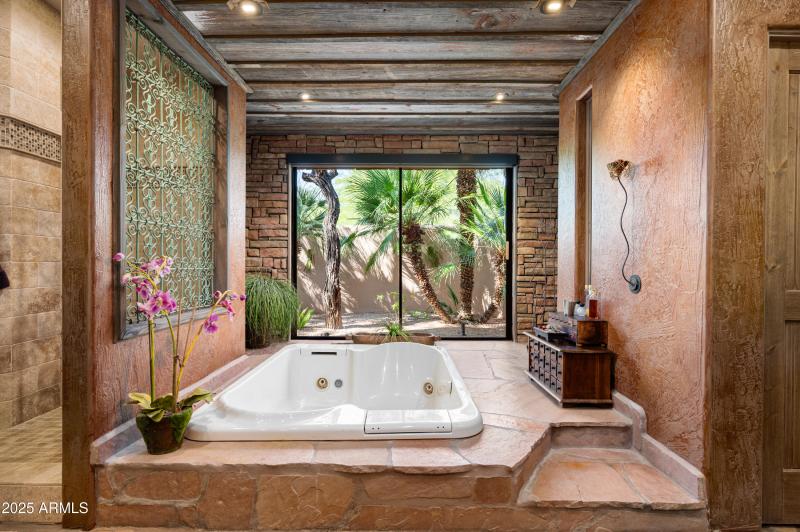 Owner's En Suite Tub for Two!