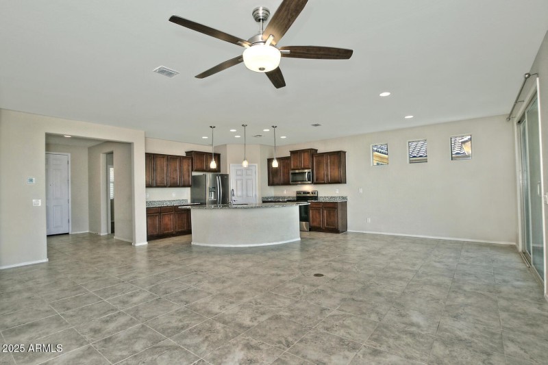 5814 W Cactus Wren Way-large-009-024-Til