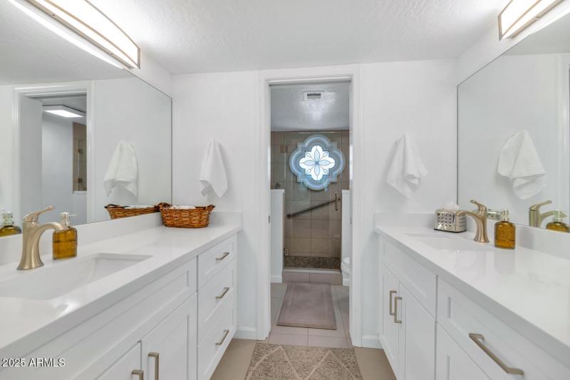 7800 E Lincoln Dr-large-016-014-TOD9785-