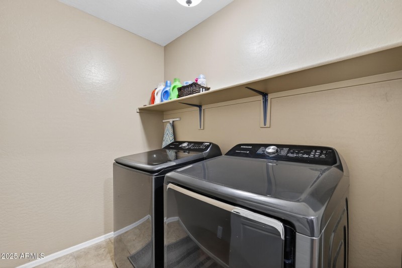 26)LAUNDRY ROOM