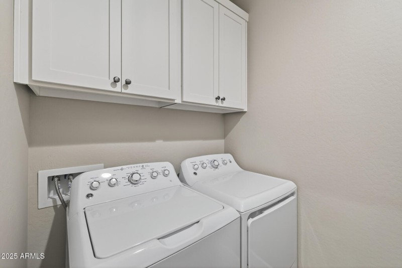 32) LAUNDRY ROOM