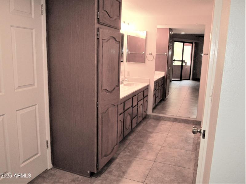 B7 U310 BATHROOM MIRRORED VANITY AREA