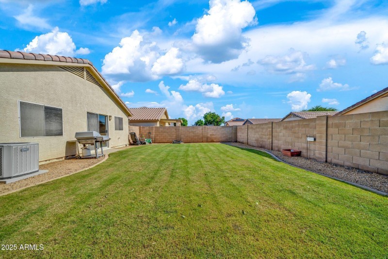 12119 W Dahlia Dr-25