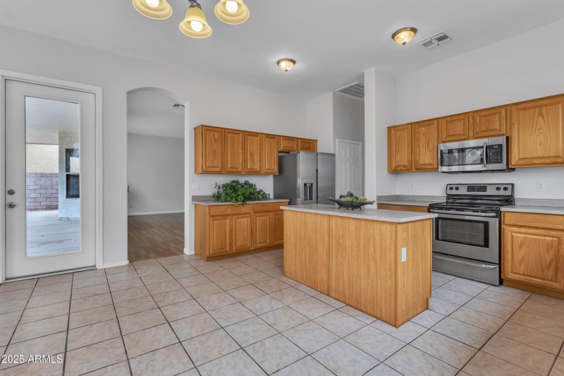 OPEN KITCHEN W/ISLAND