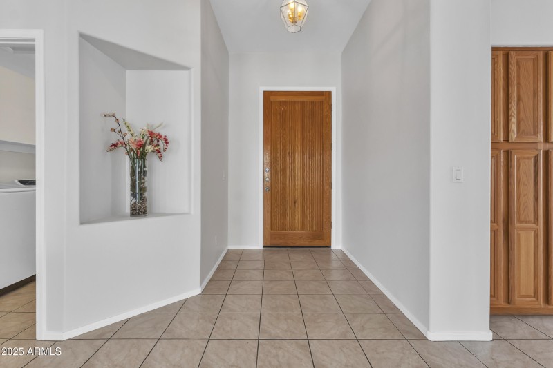 FOYER AT ENTYRY 8' OAK DOOR