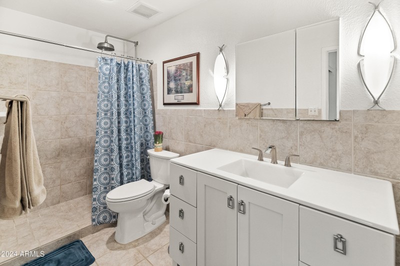 11333 N 92nd St Unit 1021-hall bath