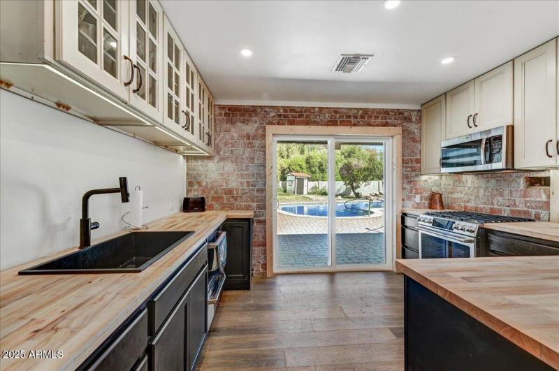 11-Kitchen Detail