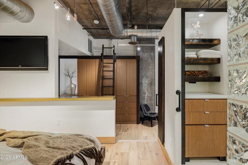10-21 E Sixth St_10