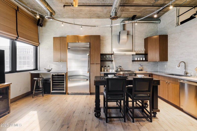 18-21 E Sixth St_18