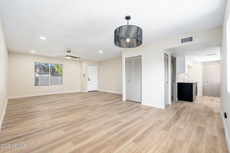 8120 N 32nd Ave - 07