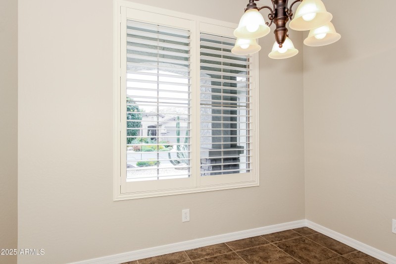 006-photo-dining-room-11348138