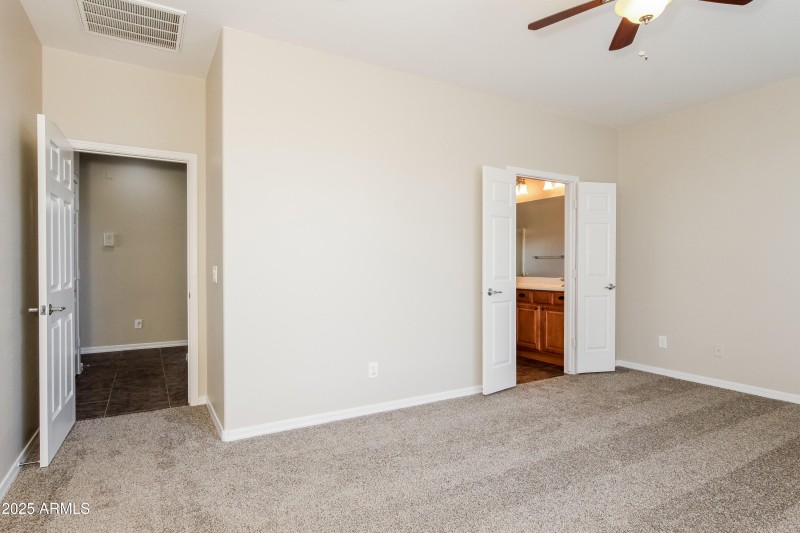 009-photo-main-bedroom-11348116