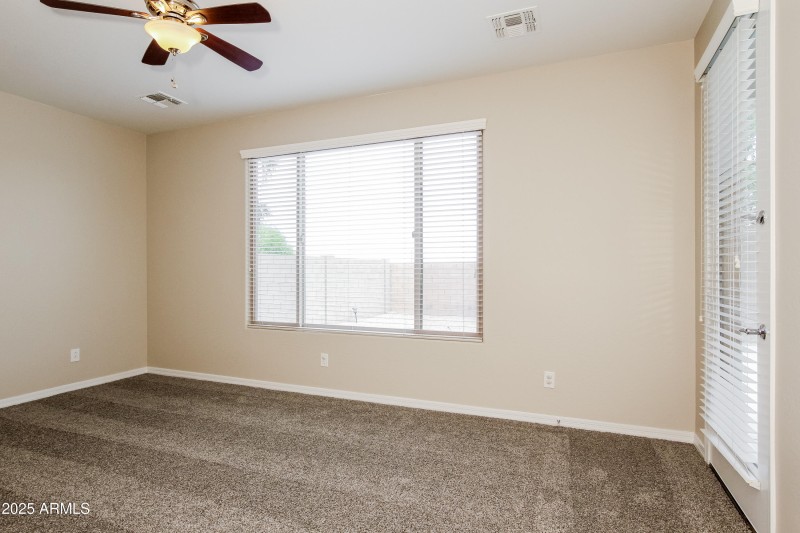 010-photo-main-bedroom-11348114