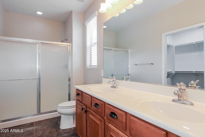011-photo-main-bathroom-11348118