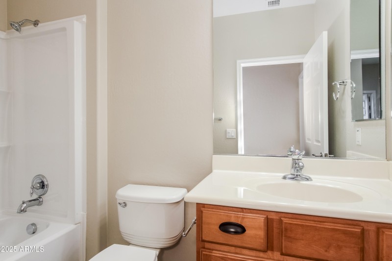 013-photo-bathroom-11348120