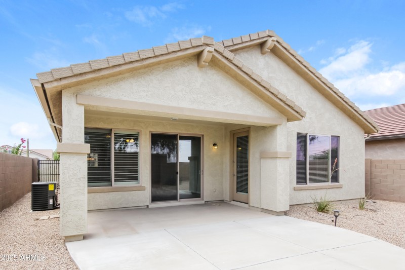 014-photo-rear-view-11348124