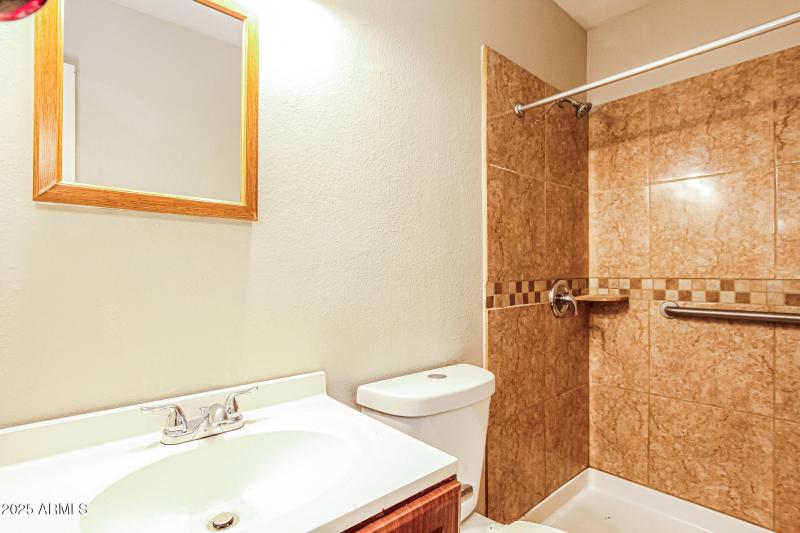 12-photo-Main-Bathroom