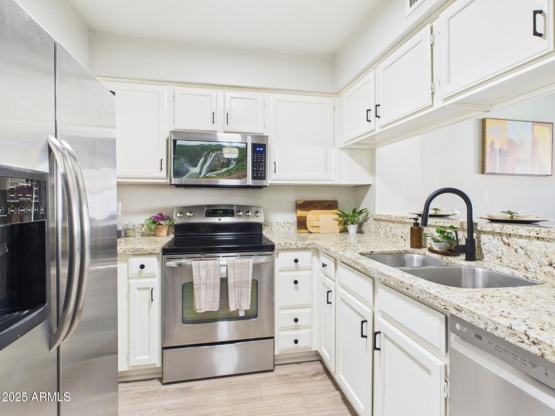 CAM02404G0-PR0150-STILL014