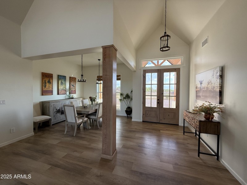 7 Entry & dining room