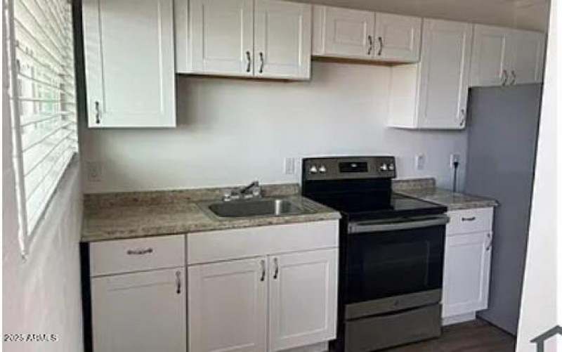131 W Lindbergh Coolidge kitchen