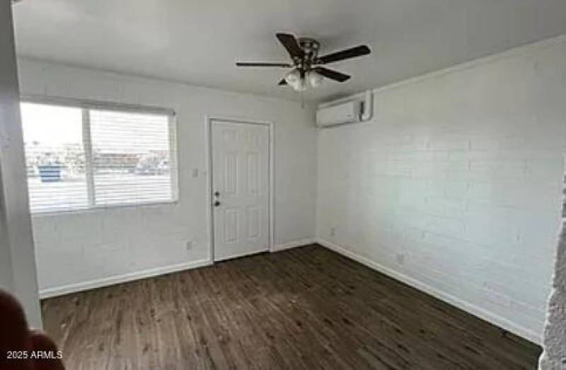 131 W Lindbergh Coolidge living room