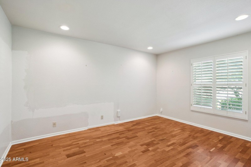 25-web-or-mls-8919-n-80th-pl