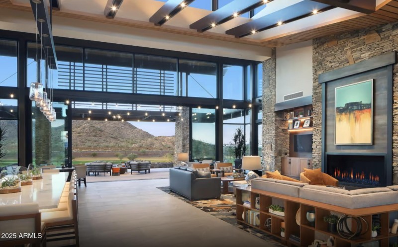 Restaurant & Clubhouse