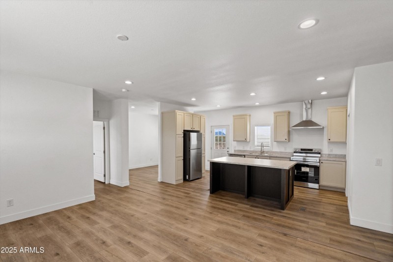 07-Family Room to Kitchen