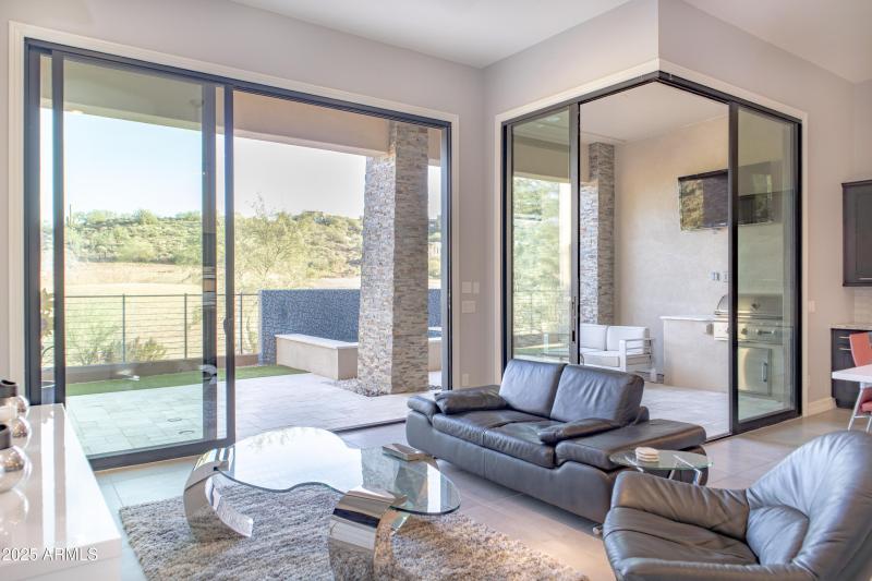 Great rm to patio door openopen