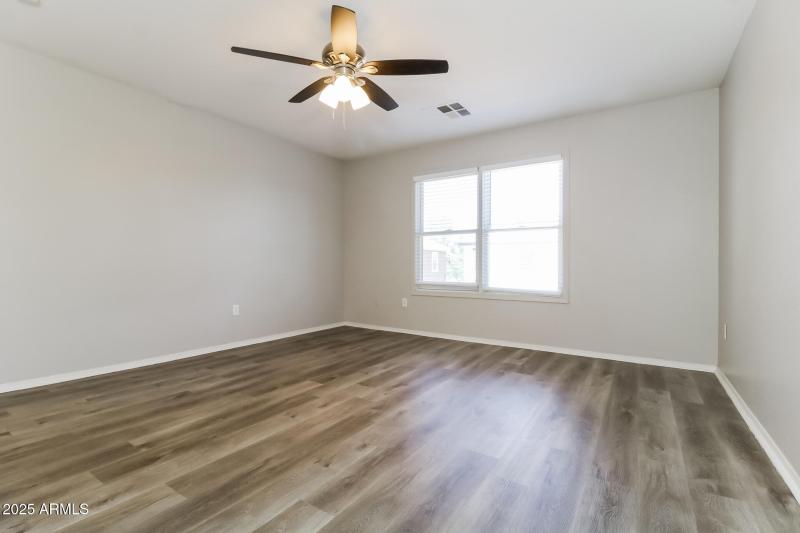 011-photo-main-bedroom-12850662