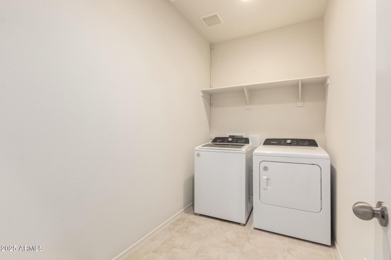 LARGE LAUNDRY RM