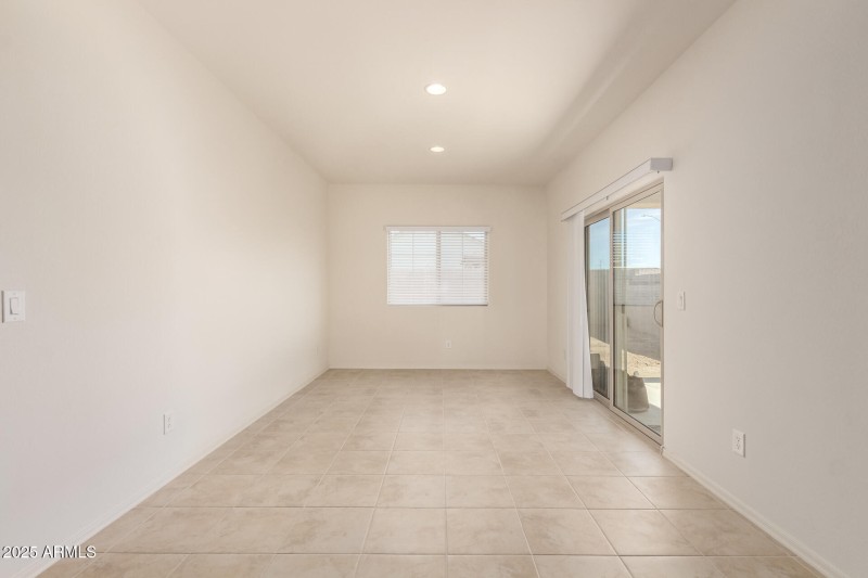 OVERSIZED FULLY TILED DINING ROOM (3)