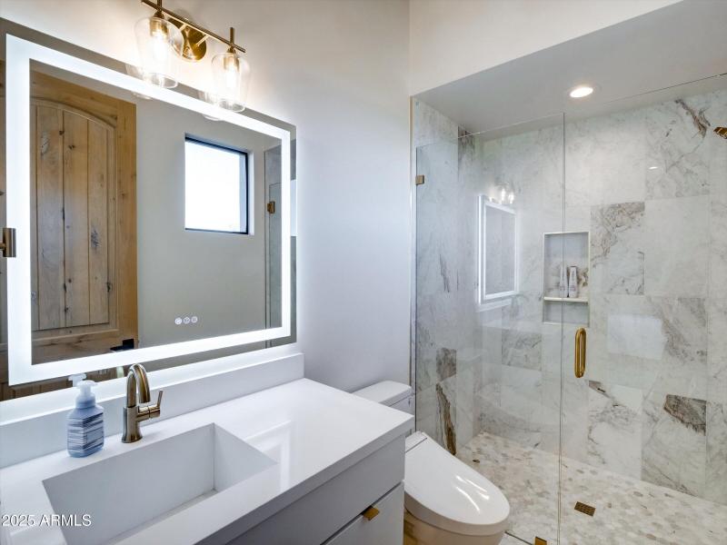 Guest bedroom en suite