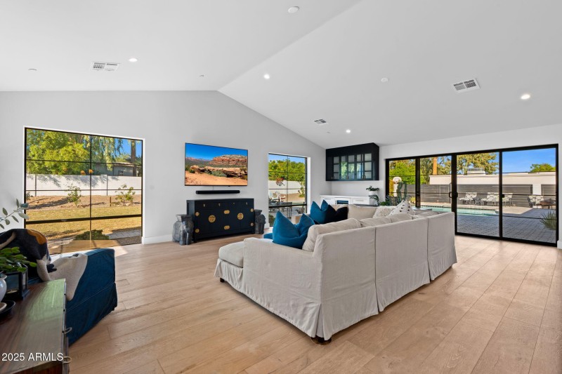 5-web-or-mls-3842-e-san-miguel-ave