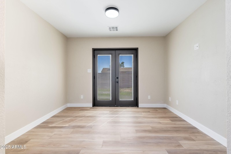 1805 W Cheyenne Dr - 17