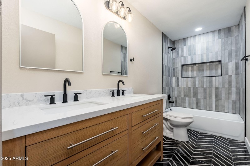 1805 W Cheyenne Dr - 28